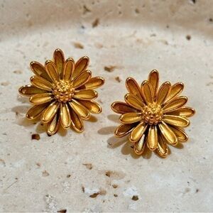 NEW - Daisy Gold Stud Earrings New‎
